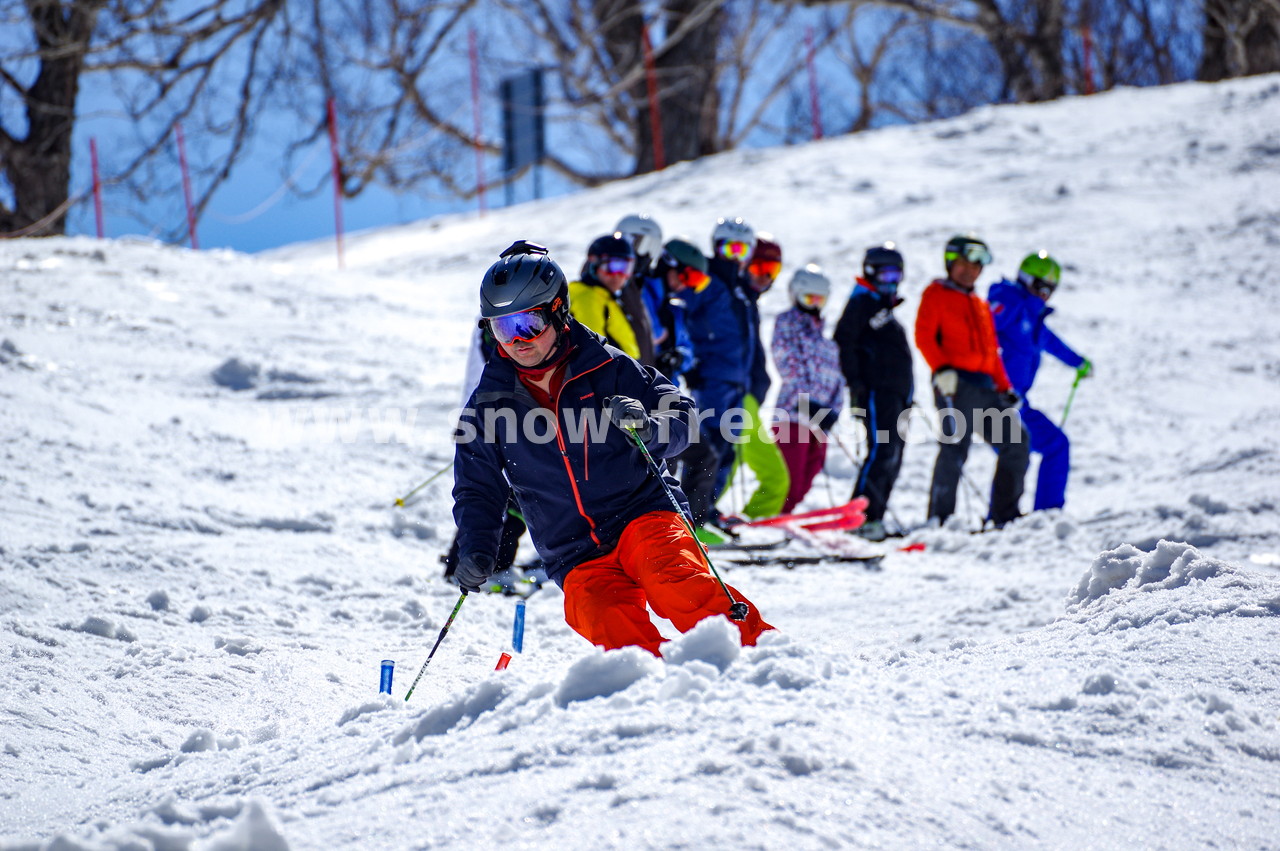 札幌国際スキー場 Mt.石井スポーツ ISHII SKI ACADEMY 校長・斉藤人之さんによる『斉藤塾』開講。本日のテーマは、「春雪！コブからスキーのたわみを楽しむ！！」(^^)v